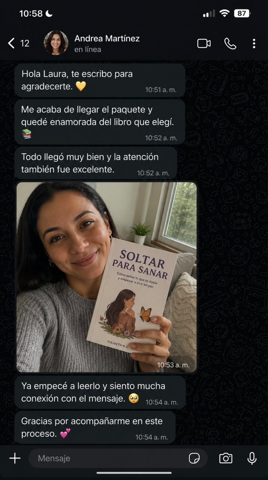 Mensaje de WhatsApp de Andrea Martínez mostrando su libro recibido