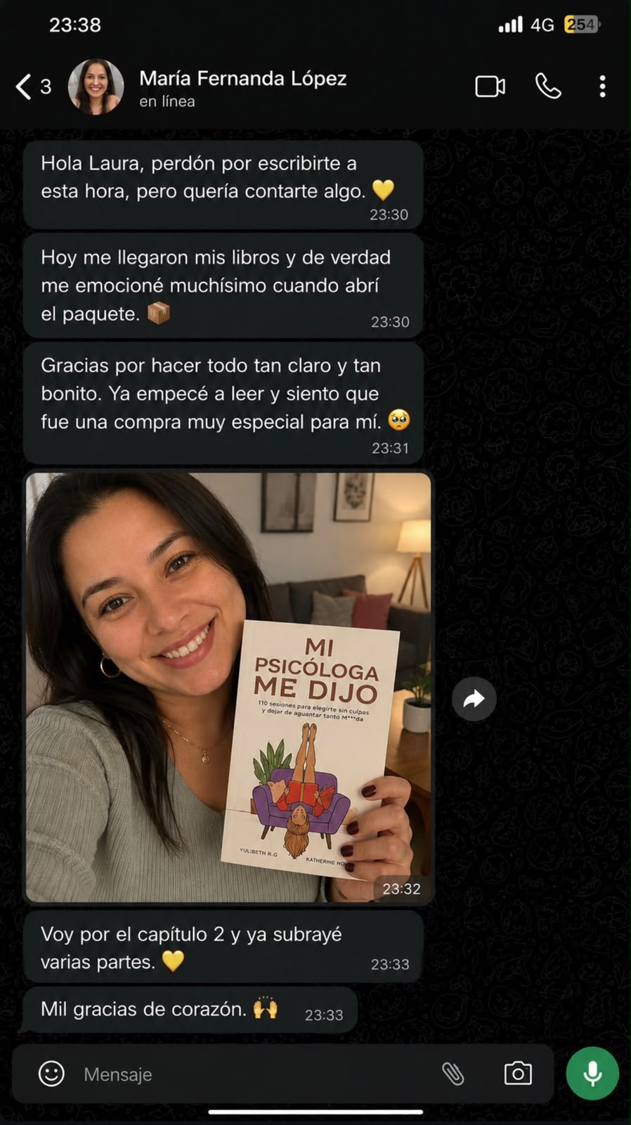 Mensaje de WhatsApp de María Fernanda López mostrando su libro recibido