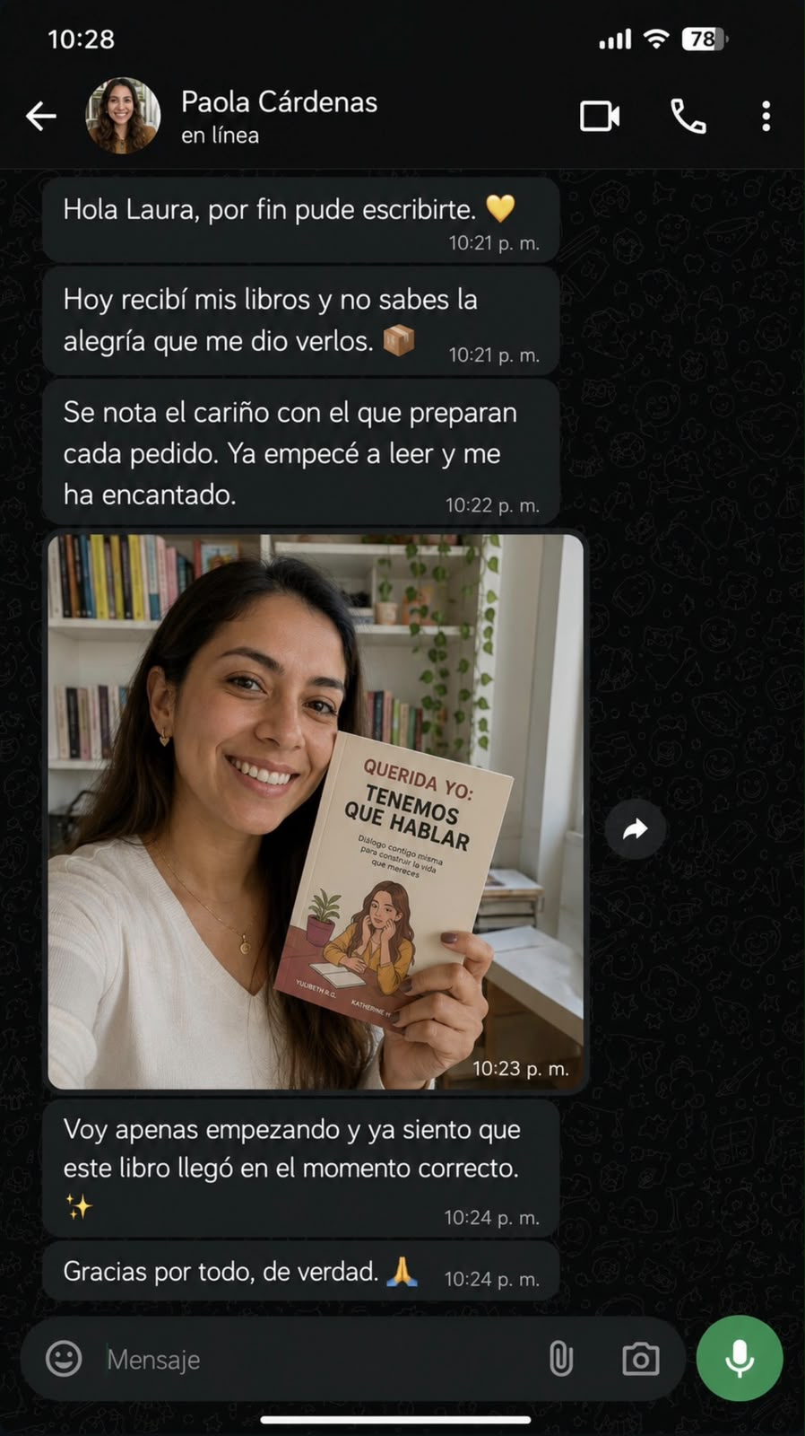 Mensaje de WhatsApp de Paola Cárdenas mostrando su libro recibido